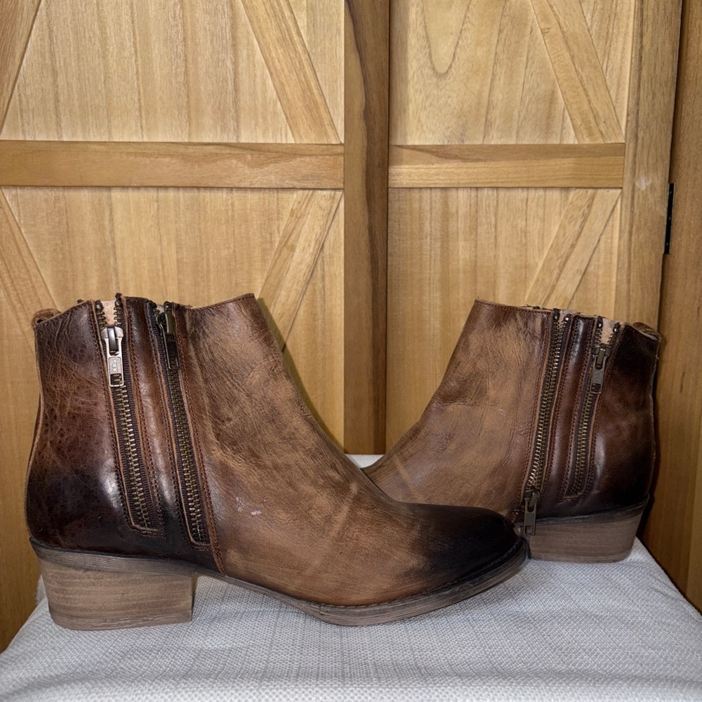 Circle G Two-Tone Brown Leather Ankle Booties with Side Zips - Picture 4 of 7